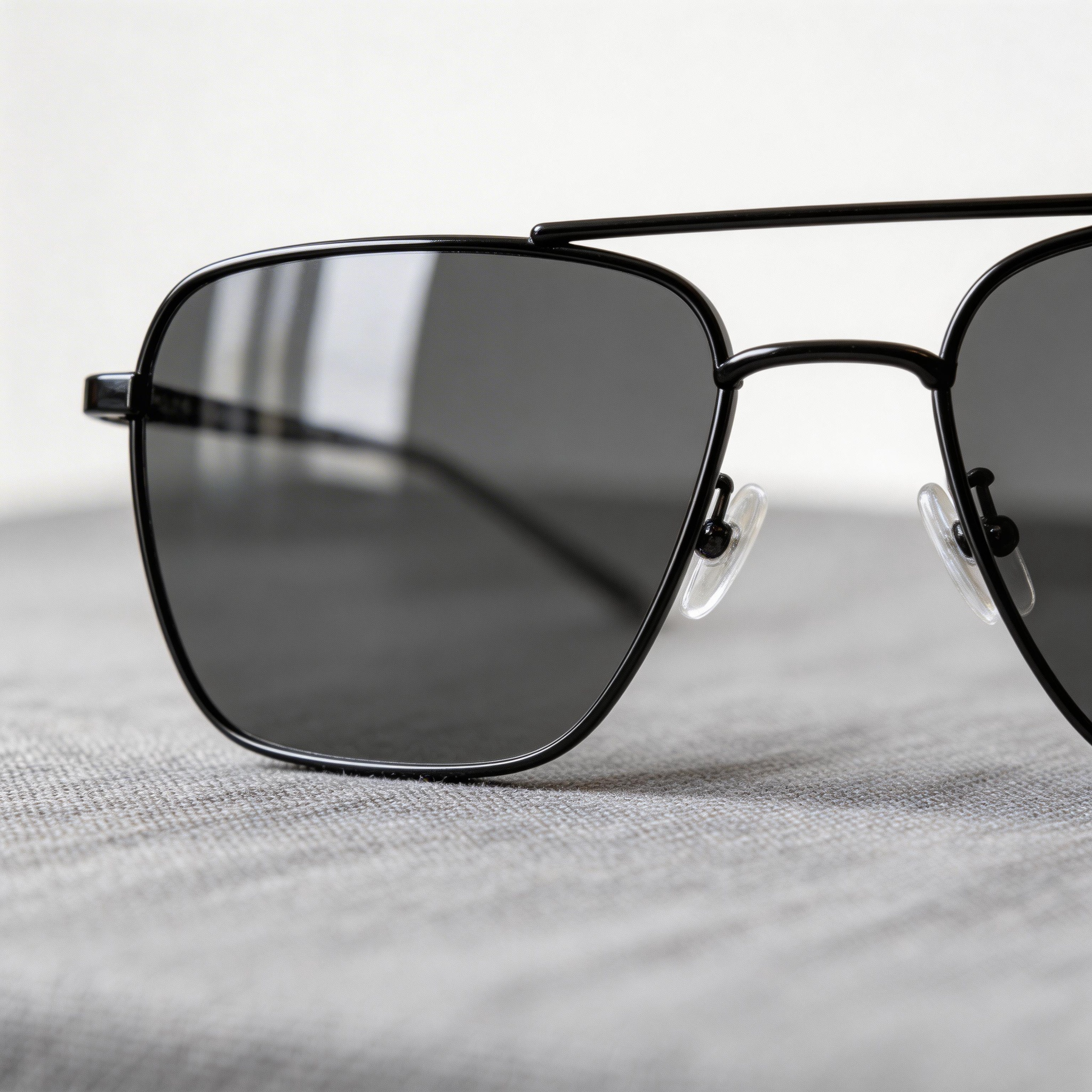 ✨ Sleek | Metal Frame | Urban Casual Style | Ideal for Trendsetters | Classic Grey Lenses